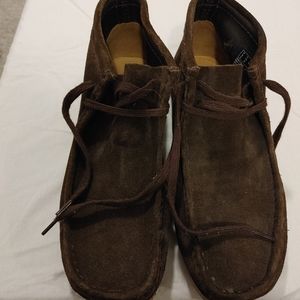 Brown suede Clarks Wallaby Original. Excellent used condition. Size mens 10